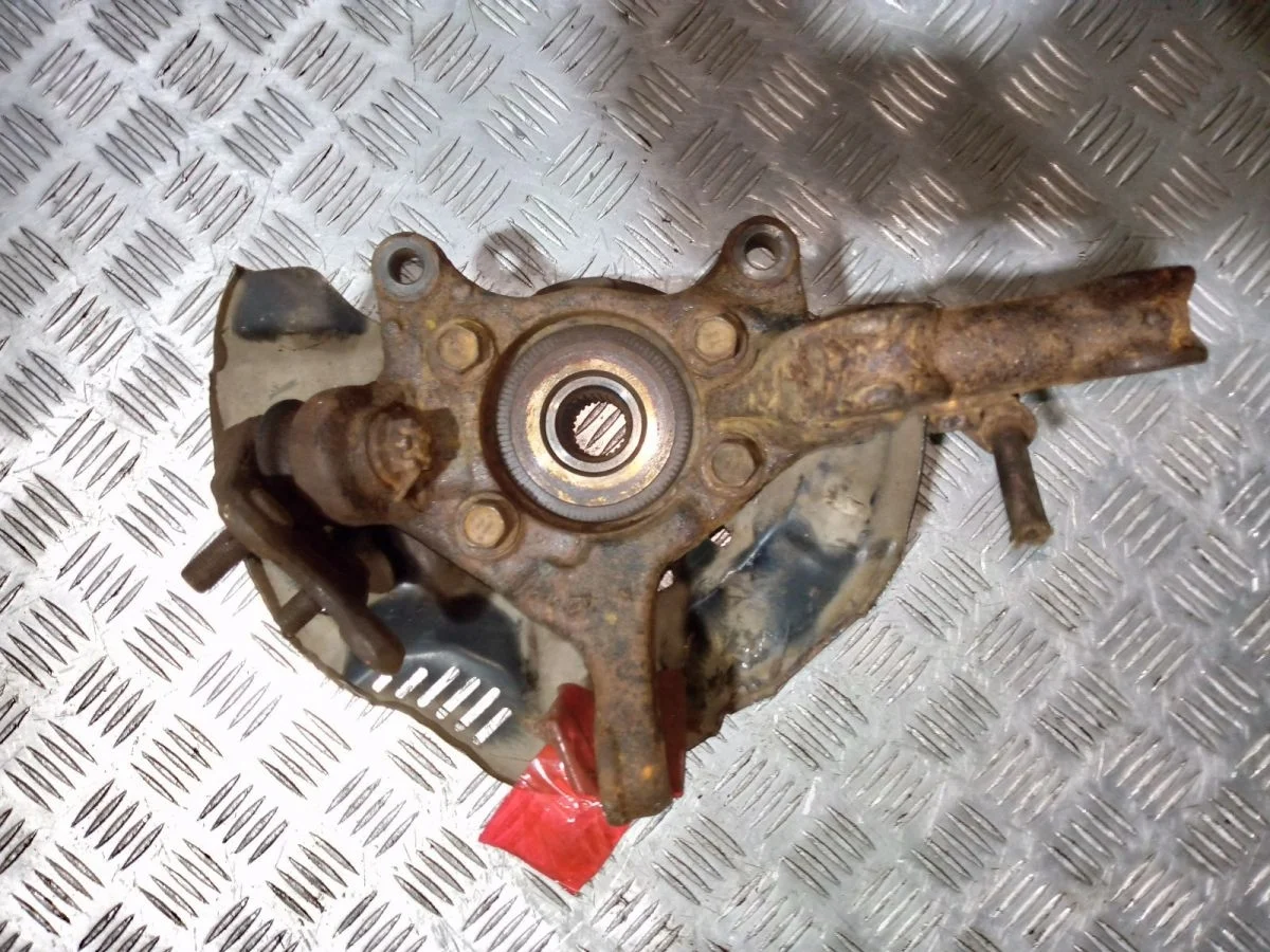 Кулак передний Toyota Rav IV