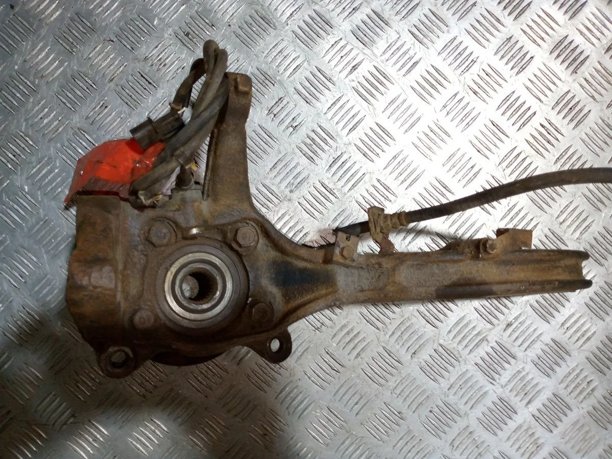 Поворотный кулак левый Mitsubishi Galant