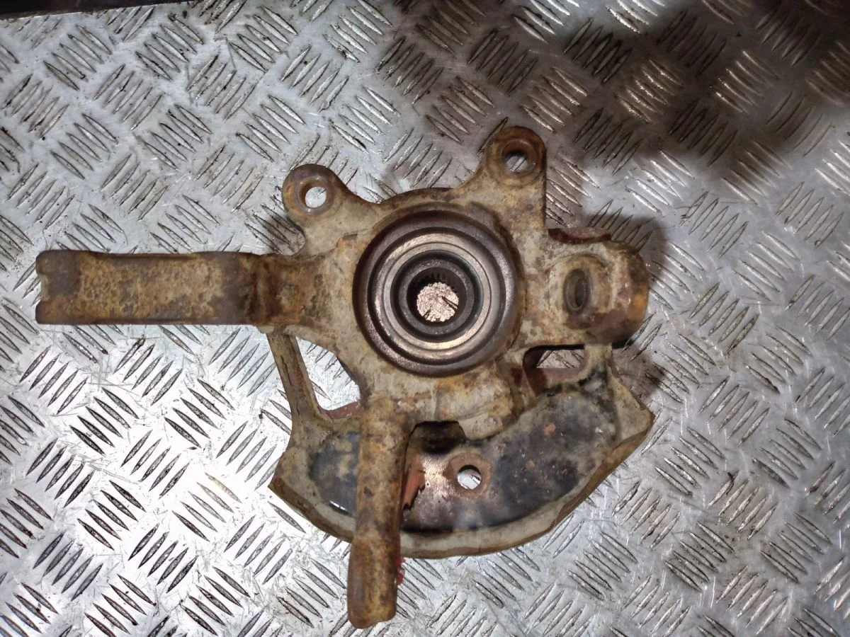 Кулак поворотный передний левый Nissan Almera N16