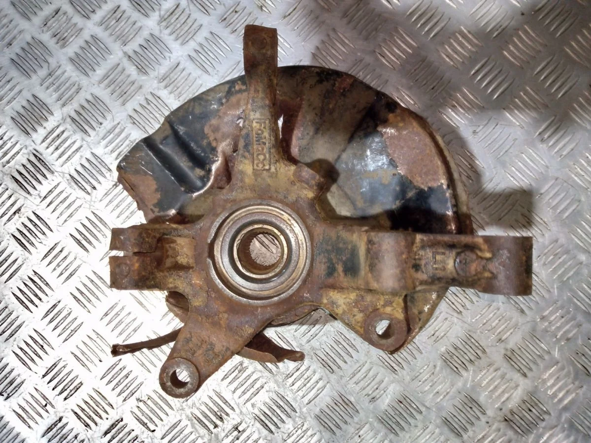 Кулак передний левый Mazda CX-VII