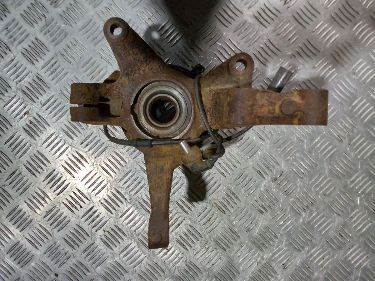 Кулак передний левый Mazda CX-VII