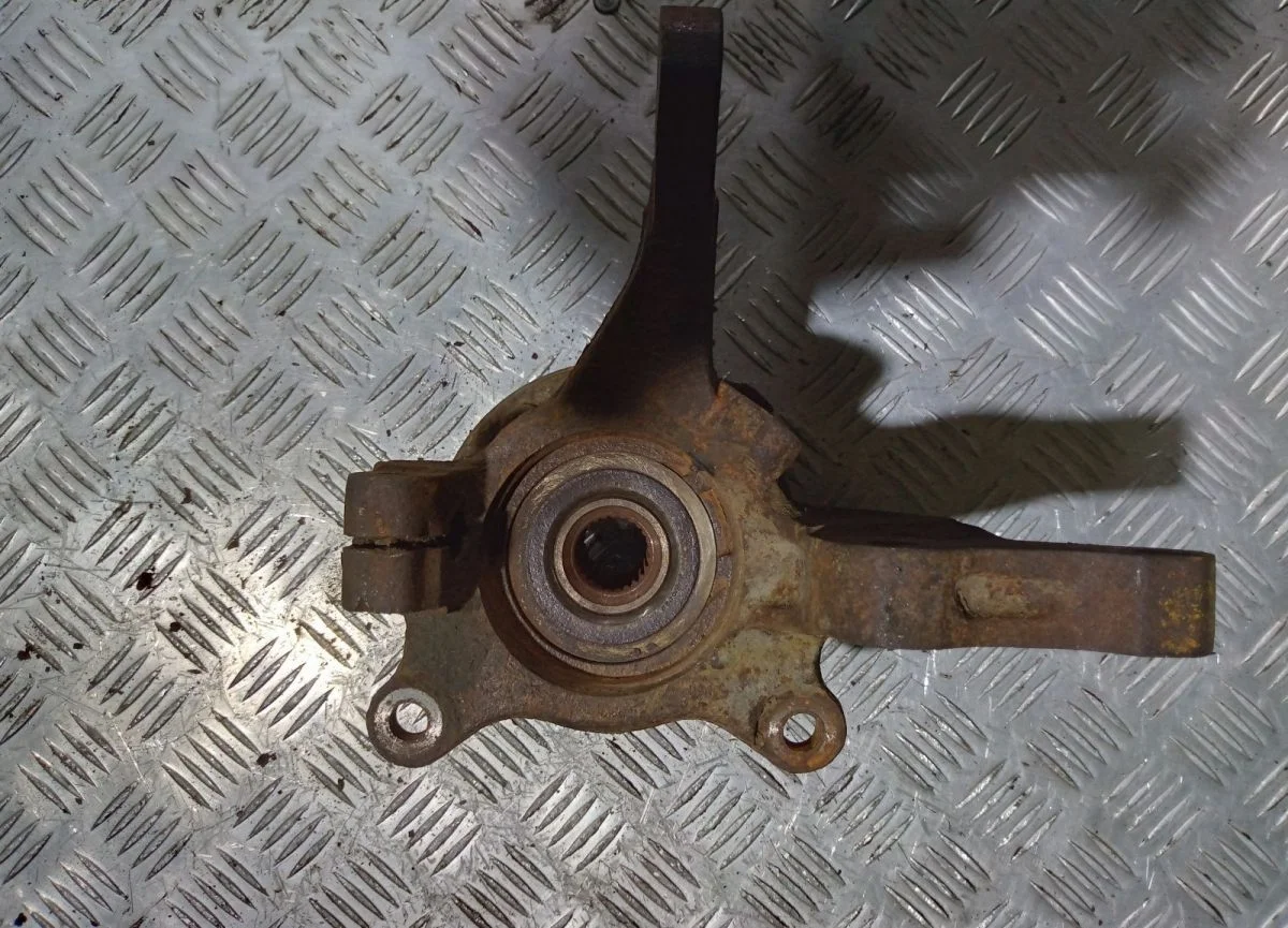 Кулак поворотный передний левый Lancer 9