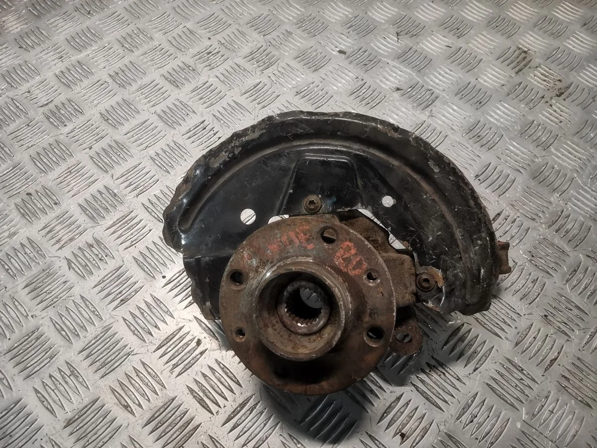 Кулак передний правый Renault Sandero