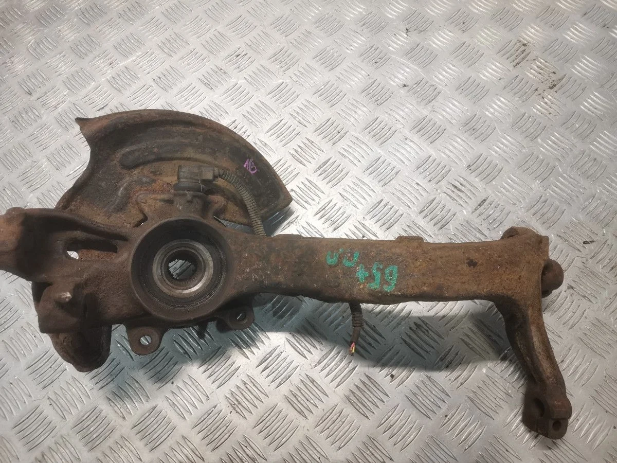 Поворотный кулак передний правый VW Passat B5