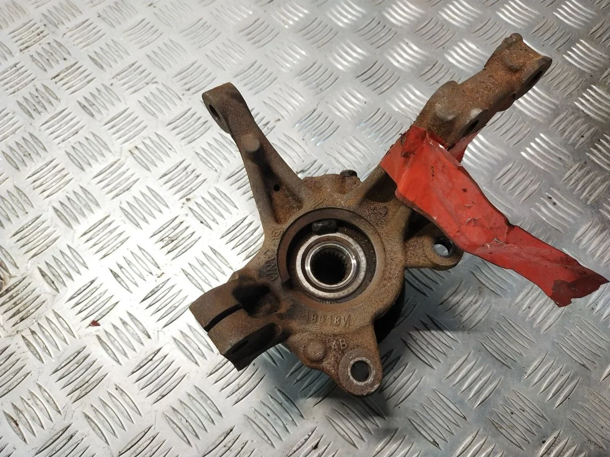 Кулак передний левый Renault Sandero