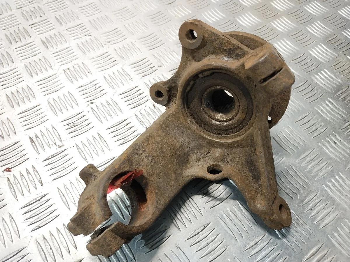 Поворотный кулак передний левый Peugeot 206