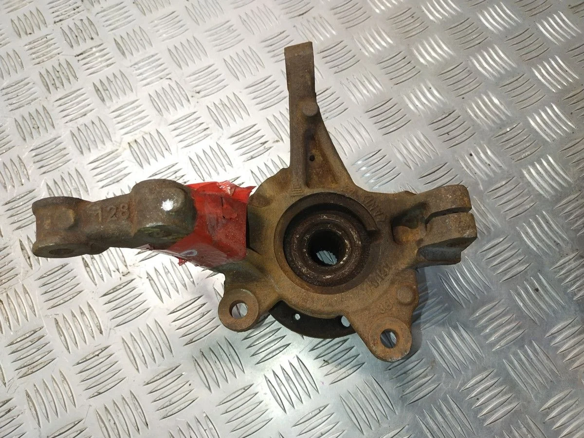 Кулак поворотный передний правый Renault Sandero