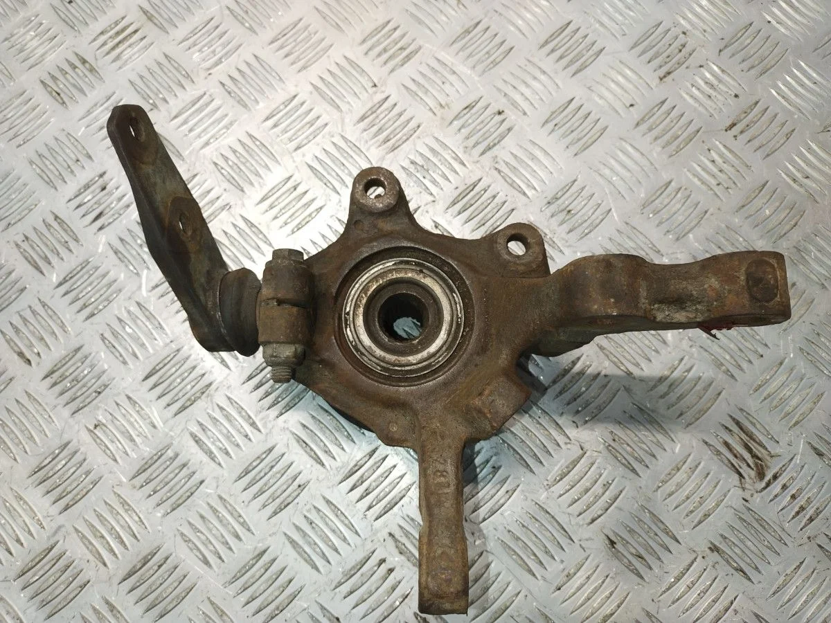 Кулак передний правый Renault Symbol