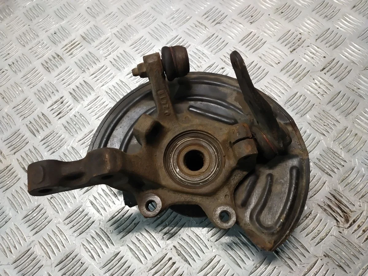 Кулак передний правый Renault Symbol