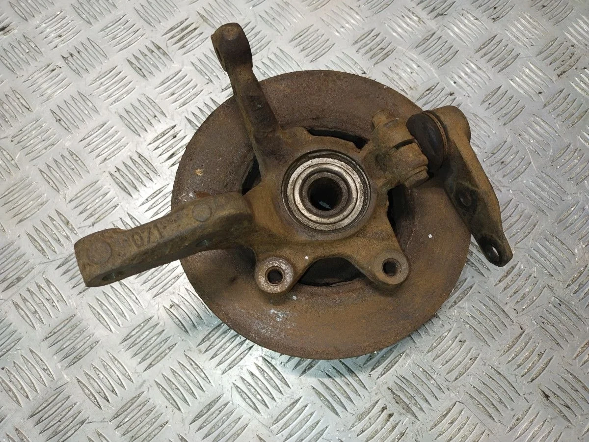 Кулак передний правый Renault Symbol