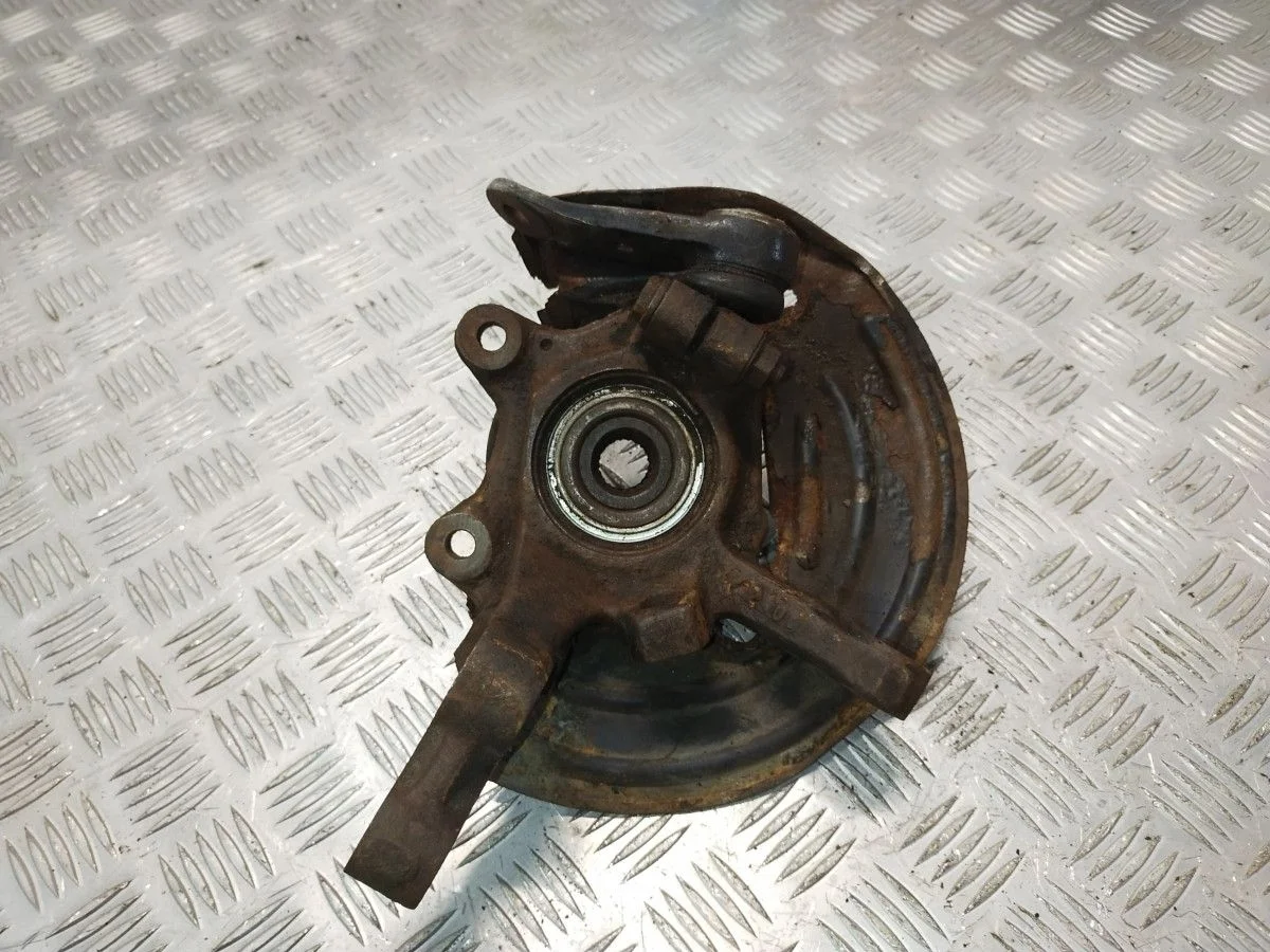 Кулак передний левый Renault Symbol