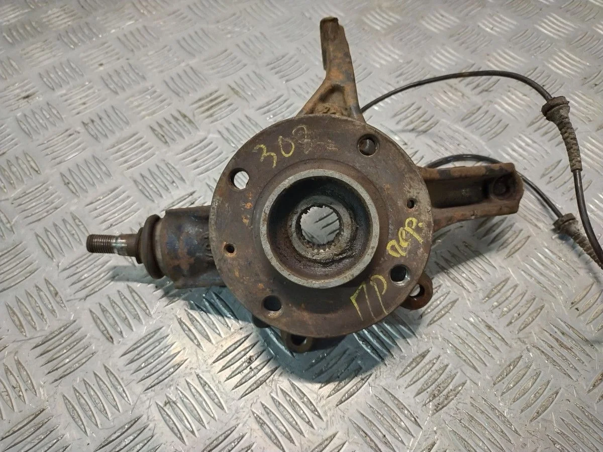 Кулак поворотный передний правый Peugeot 308