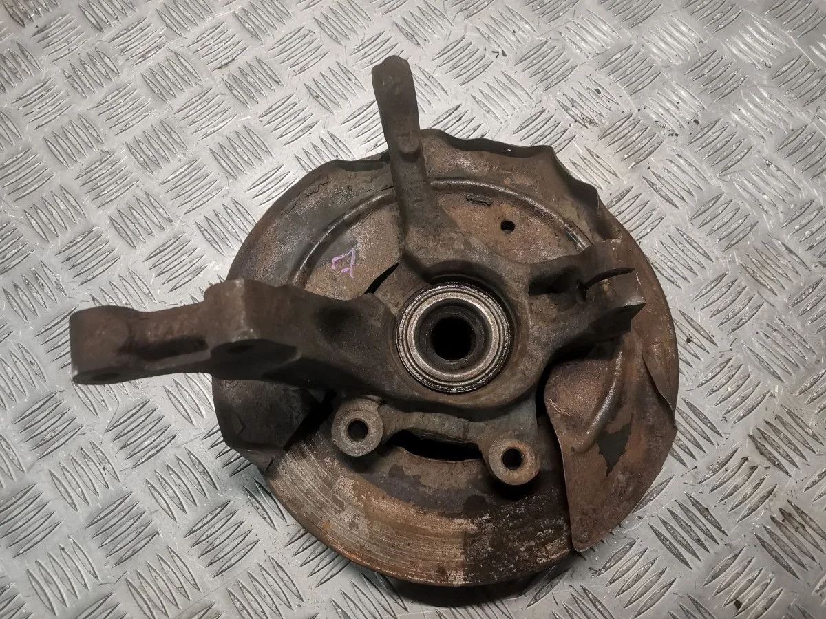 Поворотный кулак передний правый Renault Logan