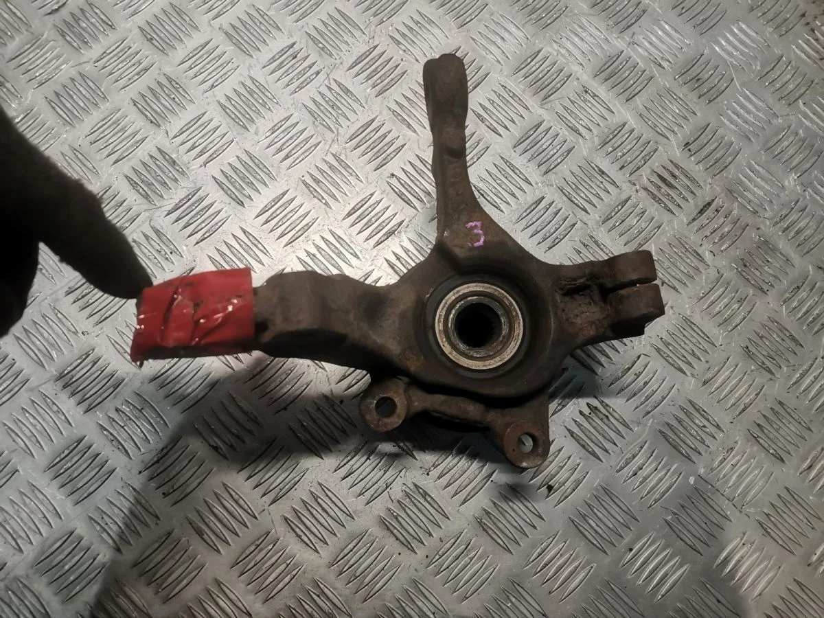 Поворотный кулак передний правый Renault Logan