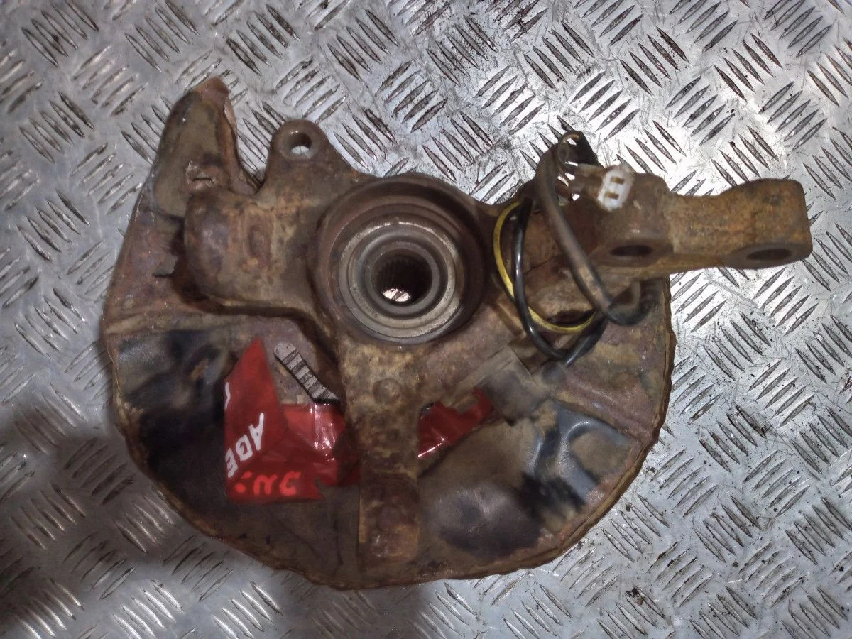 Кулак поворотный передний правый Toyota Avensis I