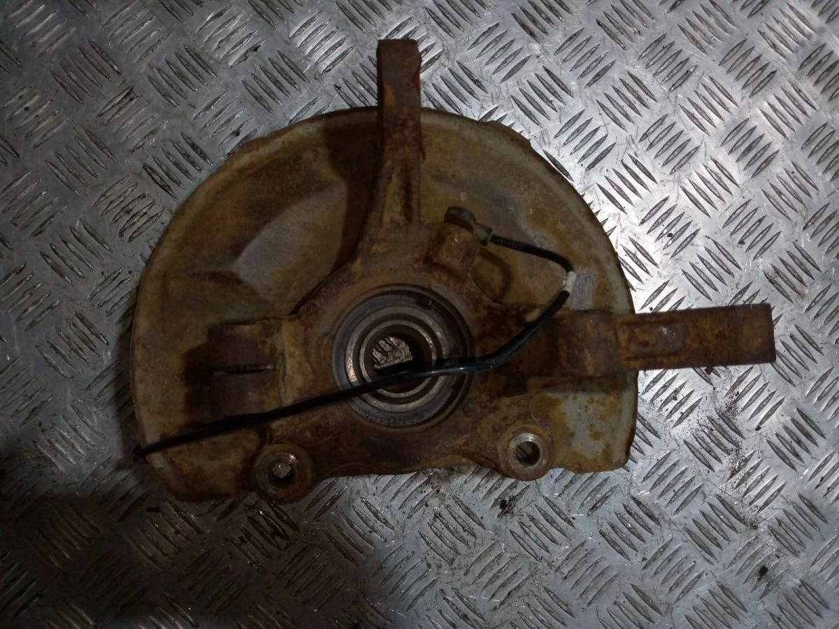 Поворотный кулак левый Mitsubishi Outlander I