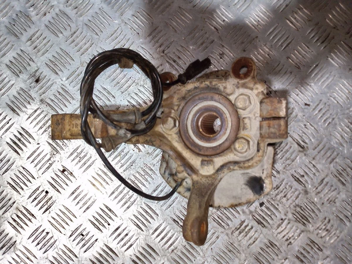 Поворотный кулак передний левый Nissan Tiida