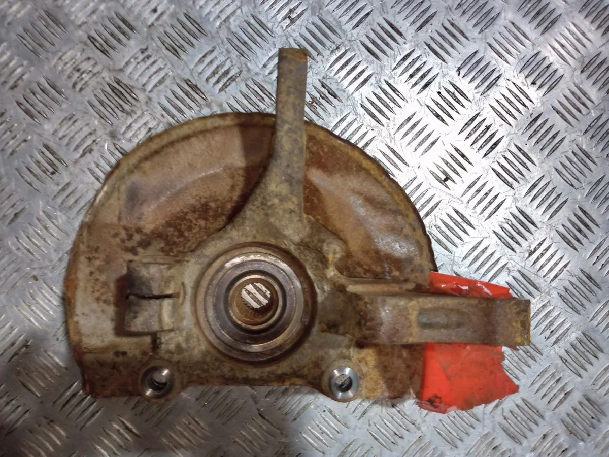 Поворотный кулак левый Mitsubishi Outlander I