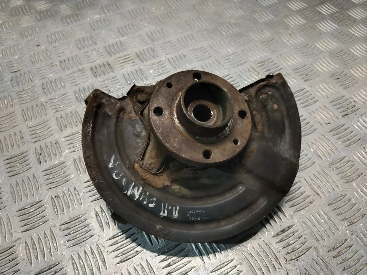 Кулак поворотный передний правый Renault Symbol I