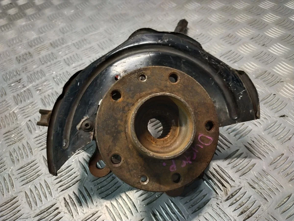 Кулак передний правый Renault Duster