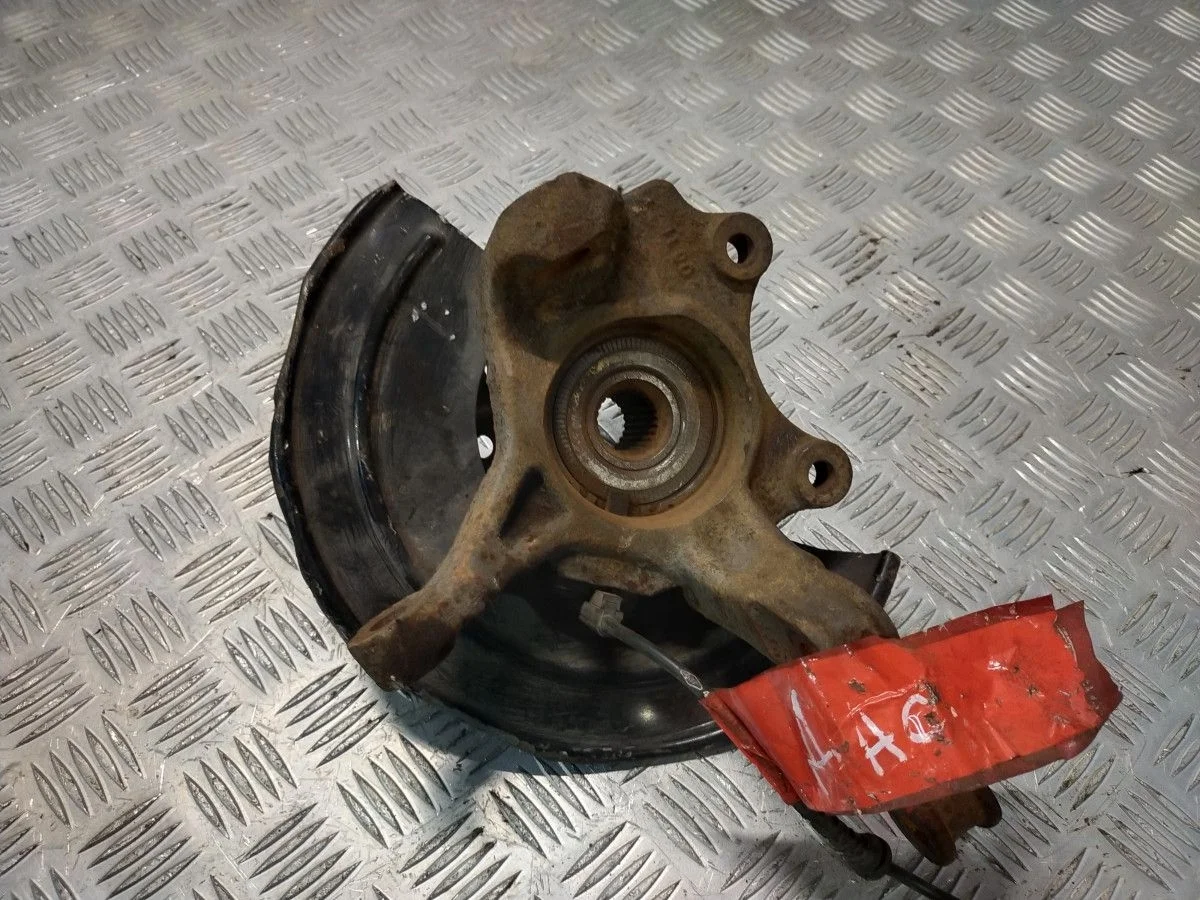 Кулак передний правый Renault Duster