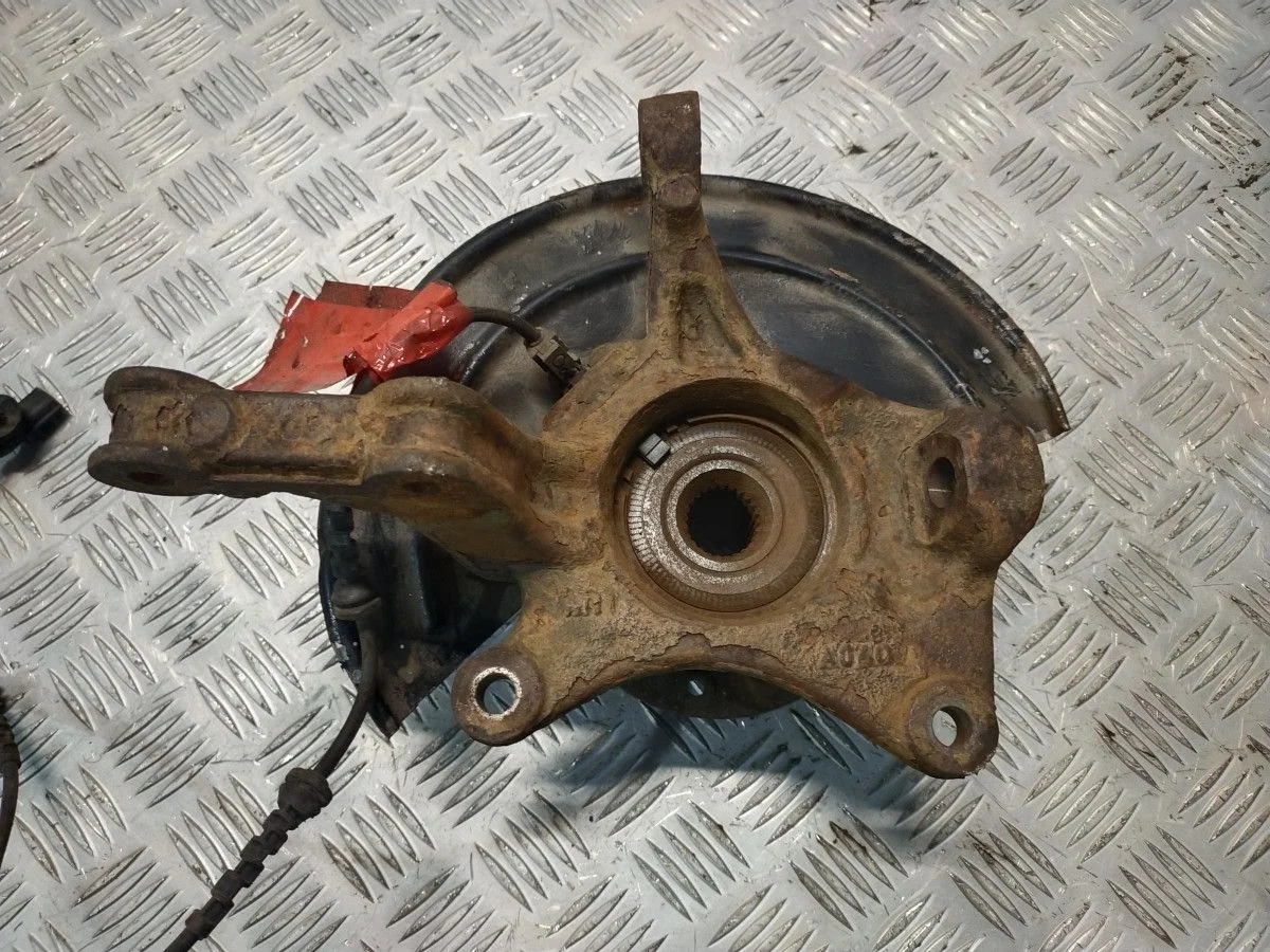 Поворотный кулак передний правый Renault Duster