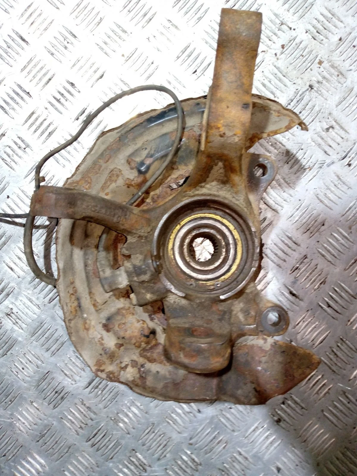 Кулак поворотный передний левый Toyota Avensis ABS