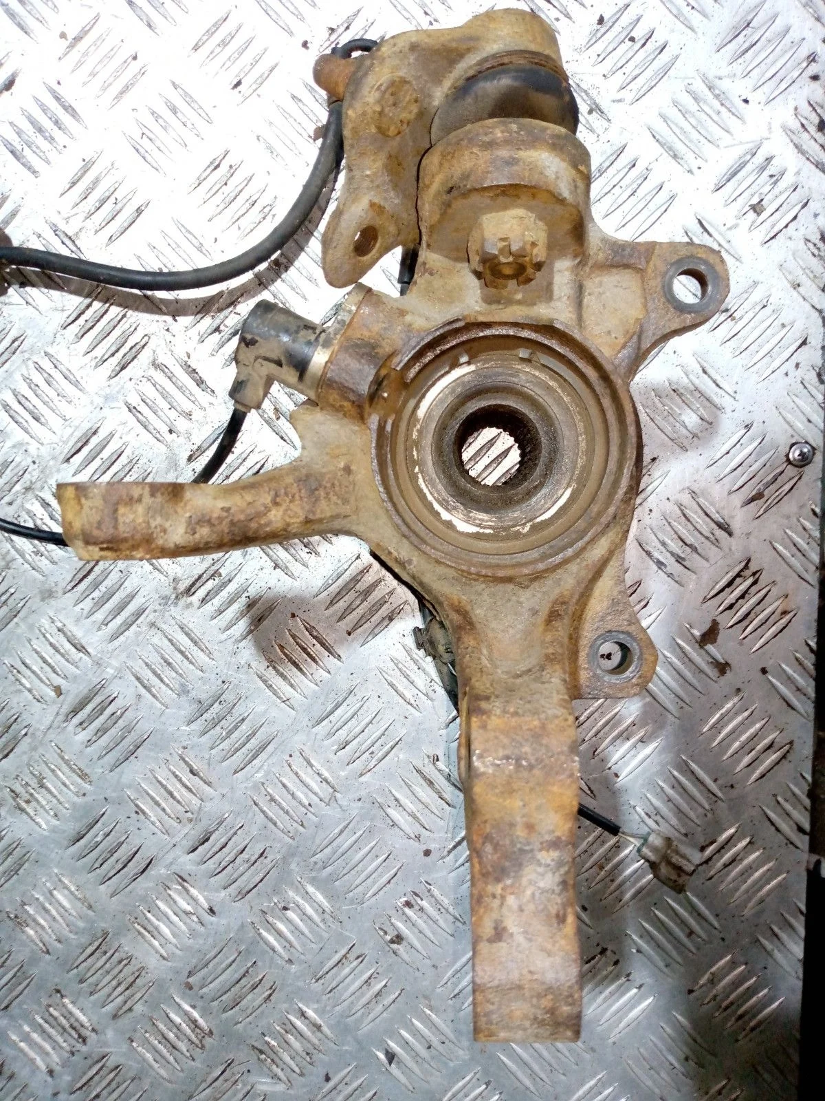 Кулак поворотный передний правый Toyota Avensis I