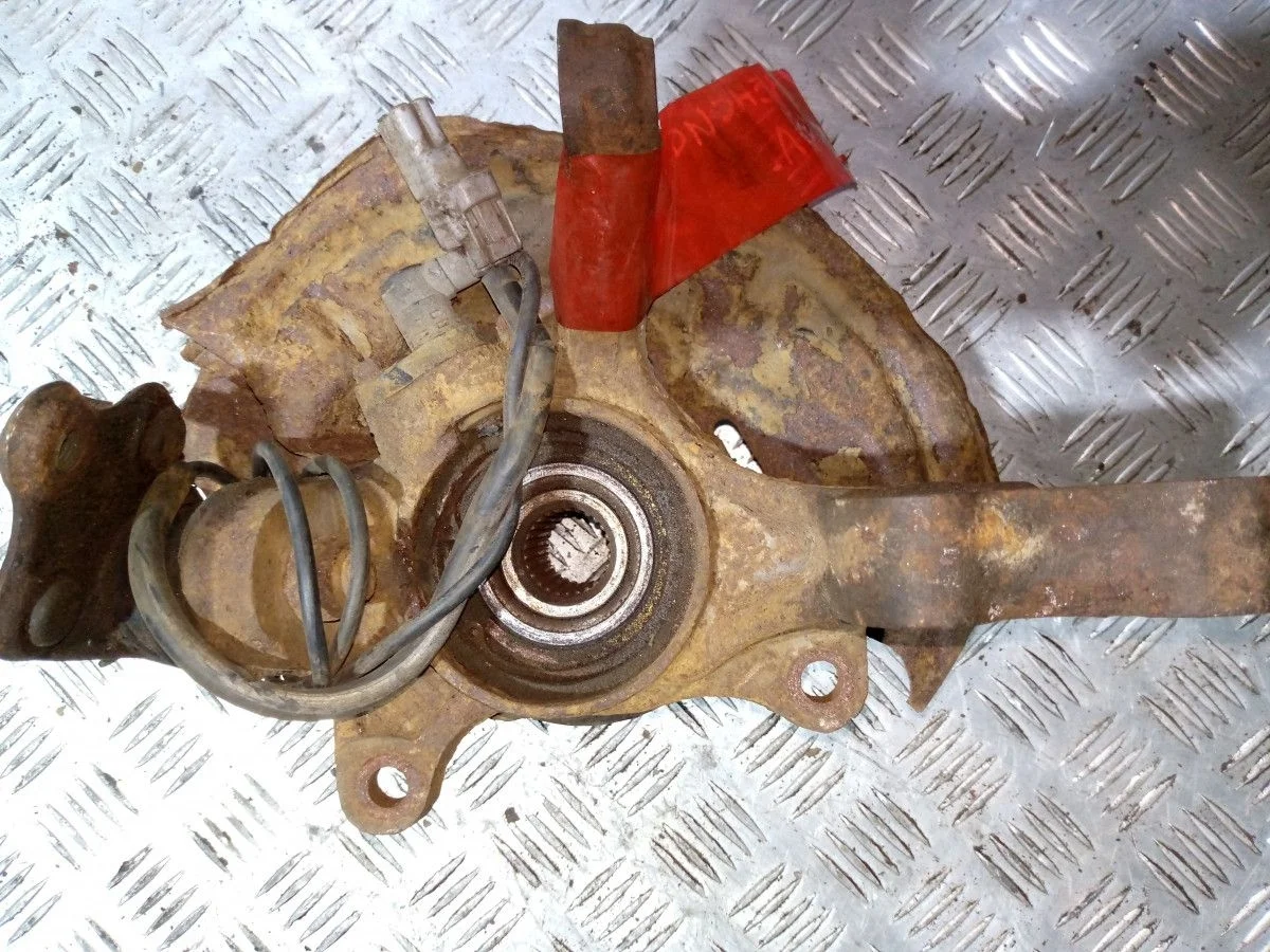 Кулак поворотный передний левый Toyota Avensis I