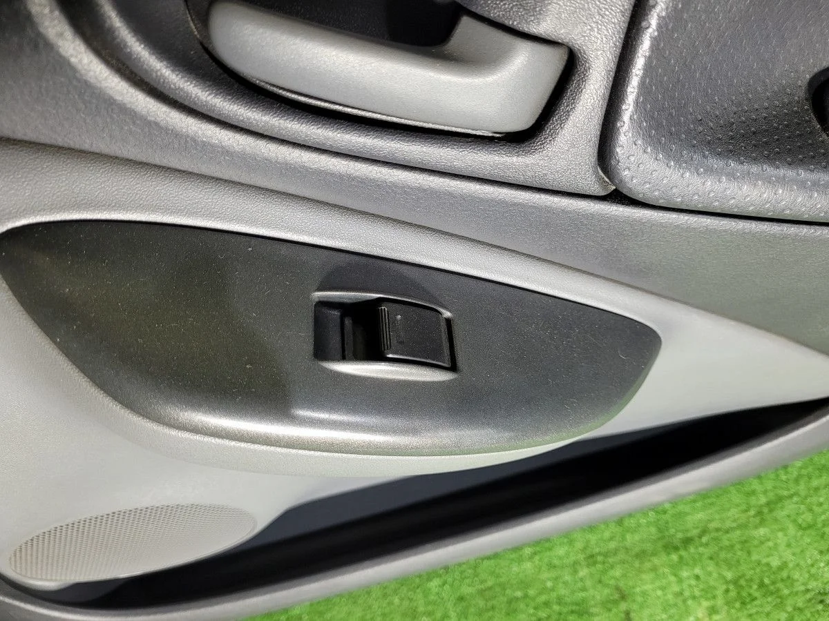 Кнопка стеклоподъемника на Yaris хэтчбек 1