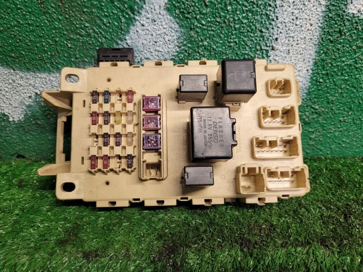 Блок предохранителей на Toyota Yaris 1 1SZ