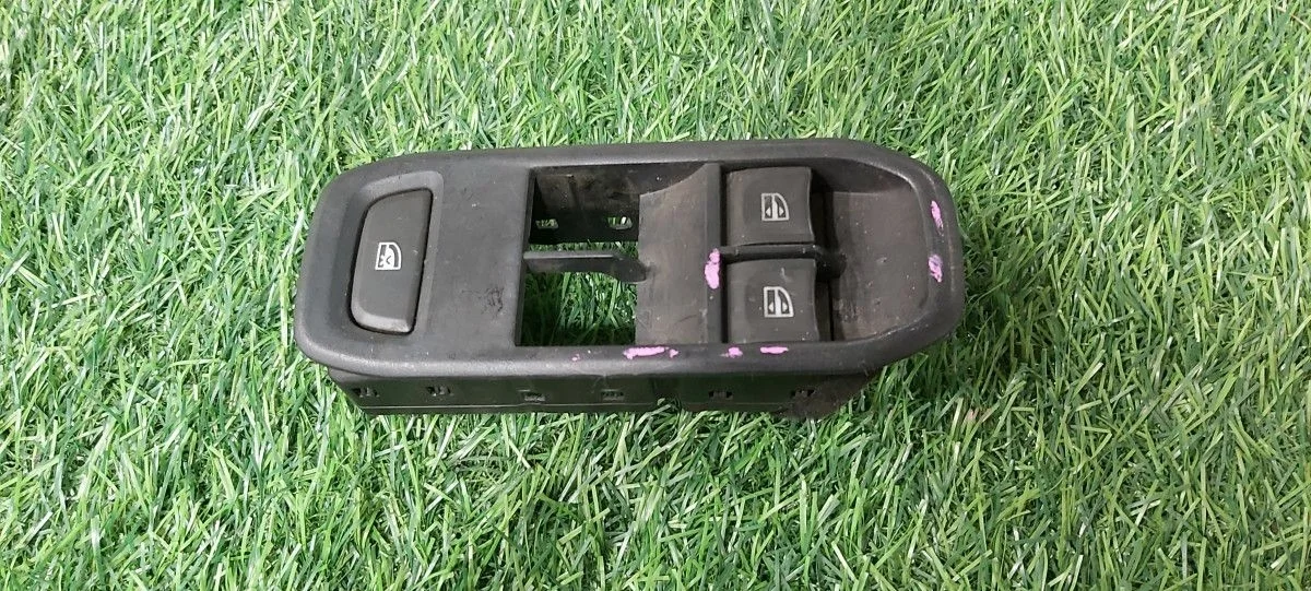 Кнопка стеклоподъемника Renault Duster