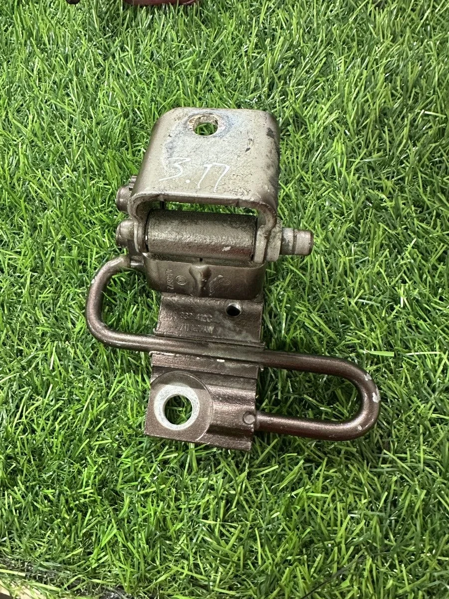 Петля двери Volkswagen Touran I (2003—2006)