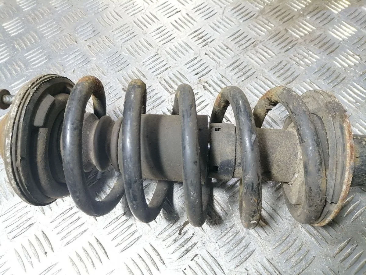 пружина передняя правая VW Passat B5