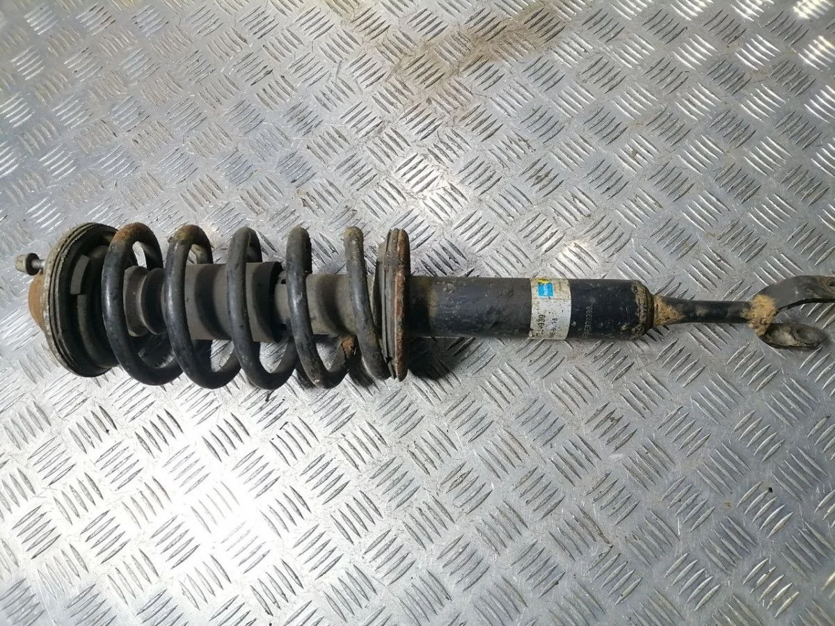 Стойка амортизатора передняя правая VW Passat B5