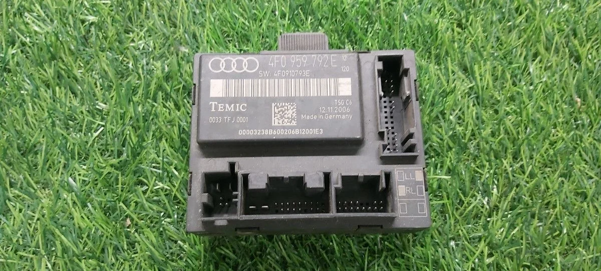 Блок управления дверьми передний правый Audi A6