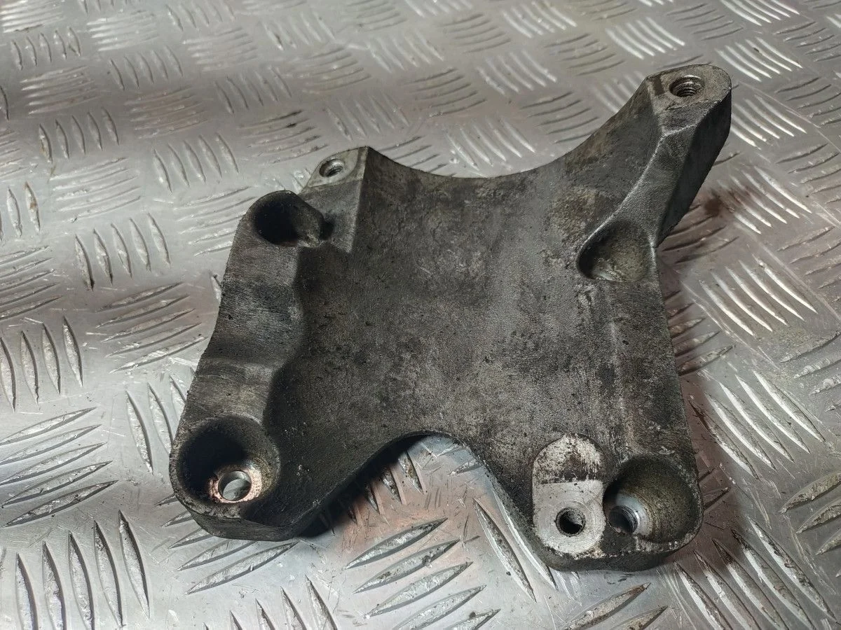 Кронштейн компрессора кондиционера Audi A6