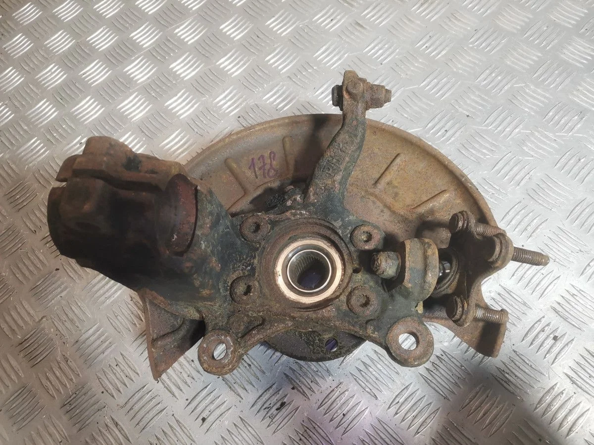 Поворотный кулак передний правый Audi A3