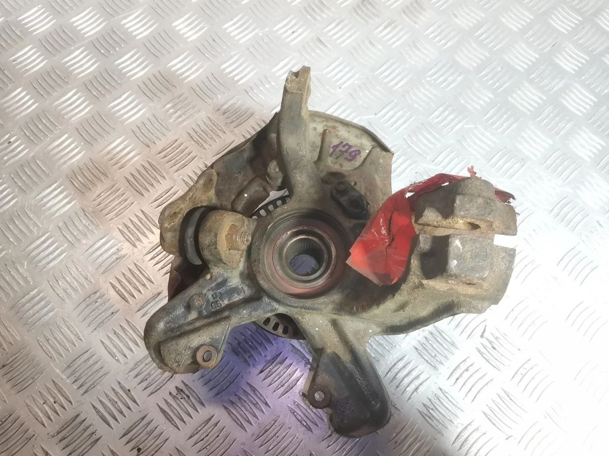 Кулак поворотный передний левый Skoda Fabia II