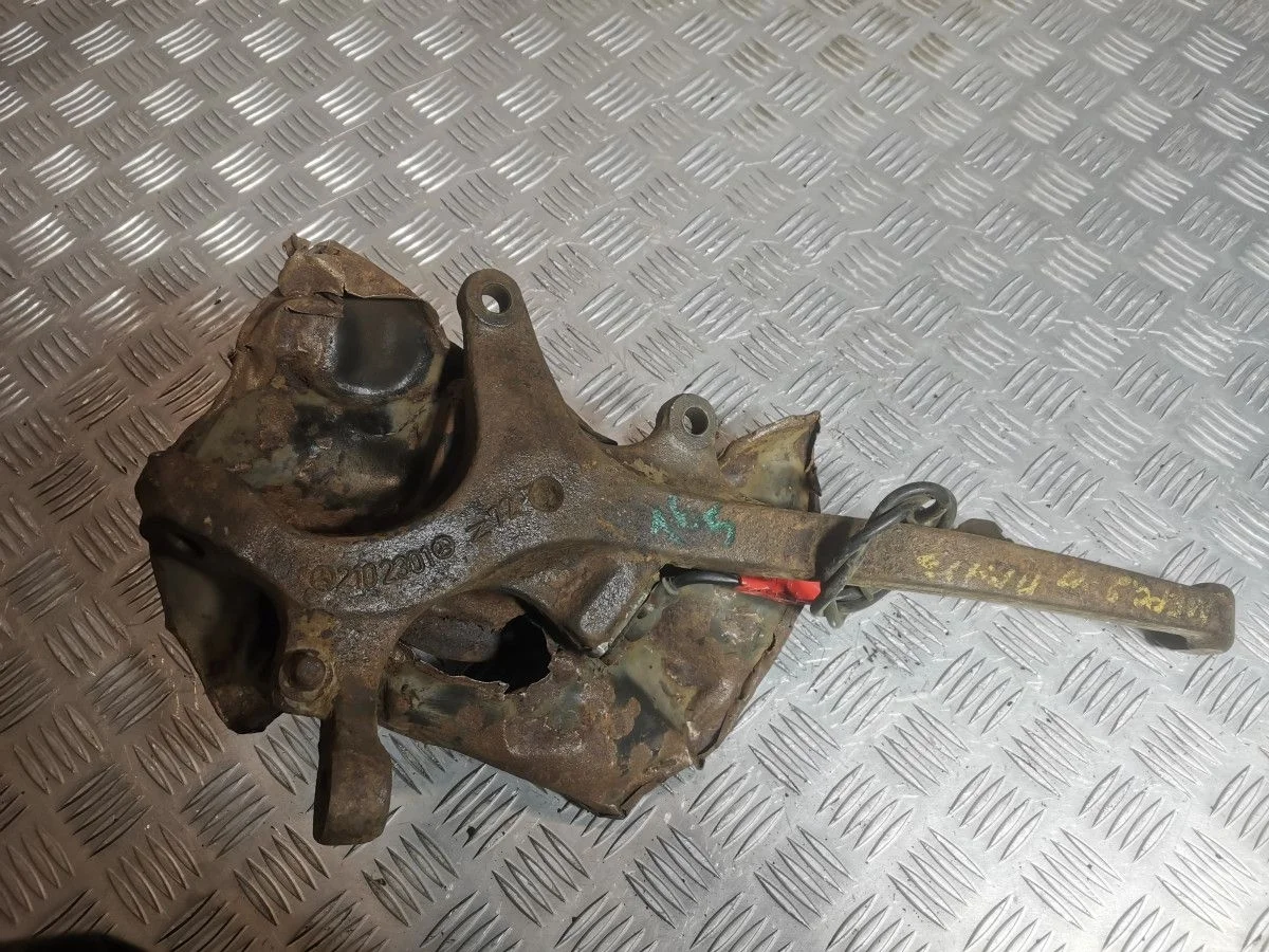 Кулак передний правый Mercedes-Benz E W210