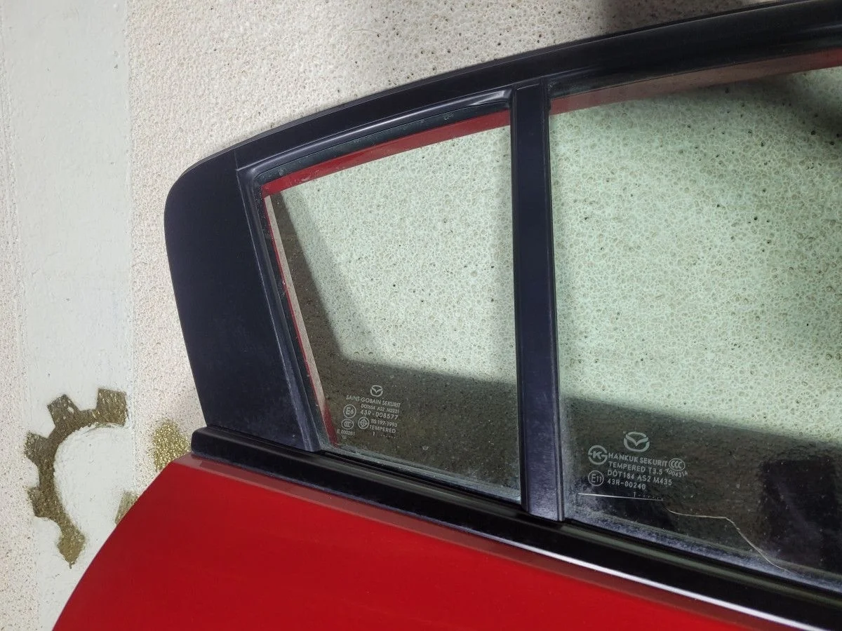 Форточка двери задней правой на Mazda 3 BL