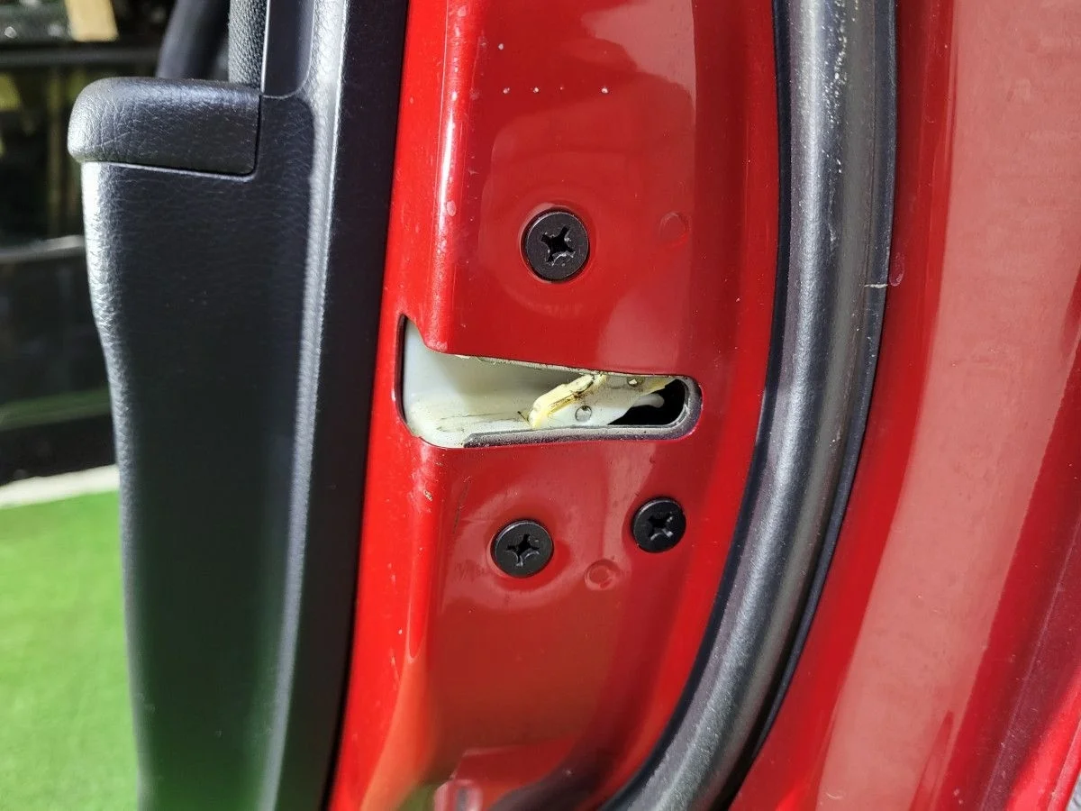 Замок двери передней правой на Mazda 3 BL