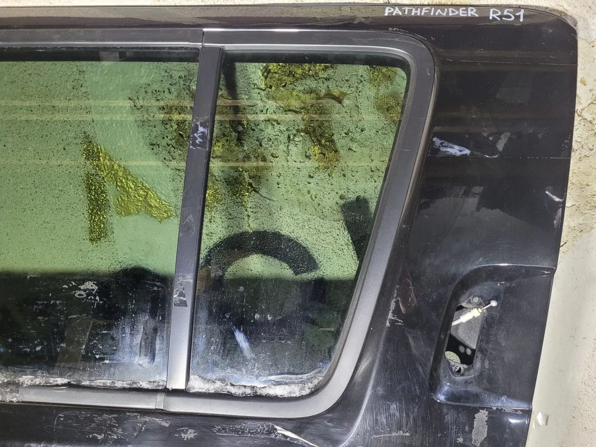 Форточка двери задней левой на Pathfinder R51 рест