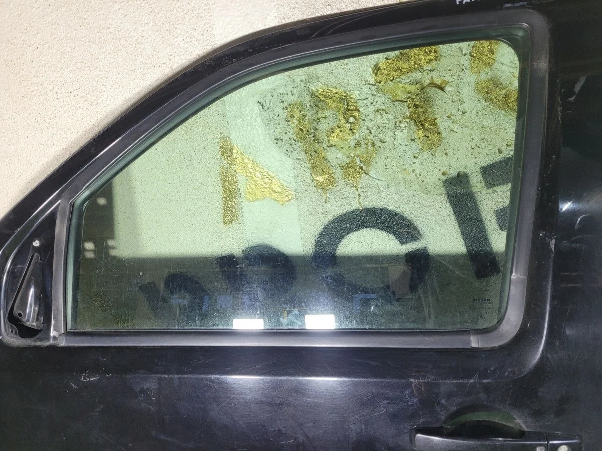 Стекло двери передней левой на Pathfinder R51 рест