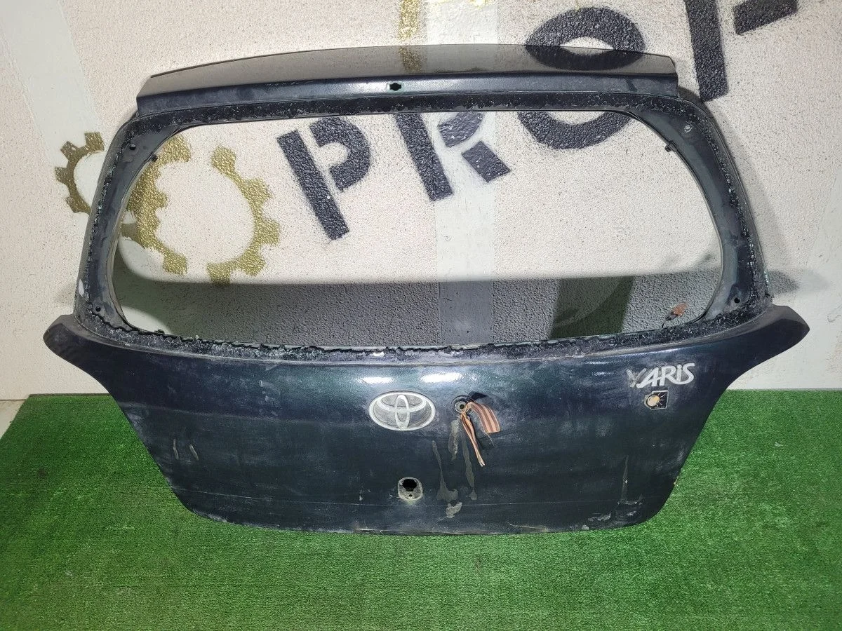 Дверь багажника на Toyota Yaris 1