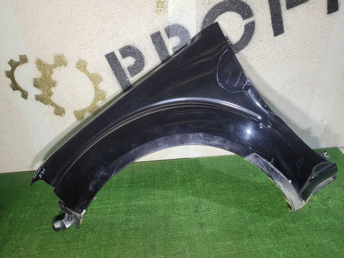 Переднее левое крыло на Pathfinder R51 рест