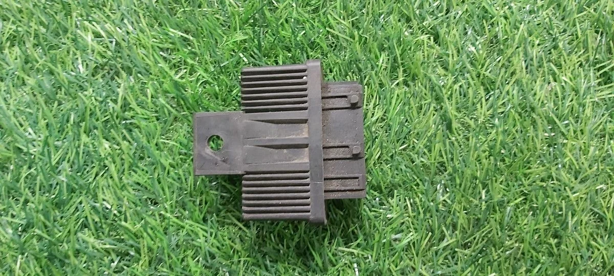 Реле топливного насоса Peugeot 308