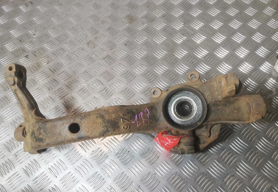 Поворотный кулак передний правый Audi A6 C5