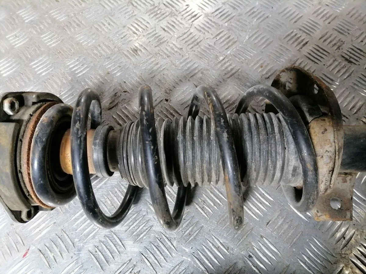 Пружина передняя левая VW Golf V