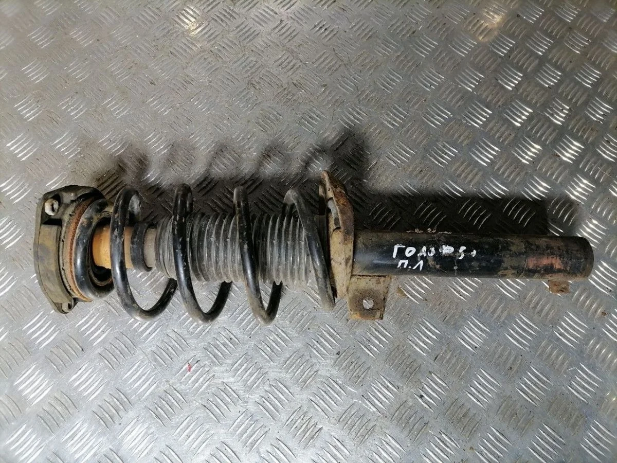 Стойка амортизатора передняя левая VW Golf V